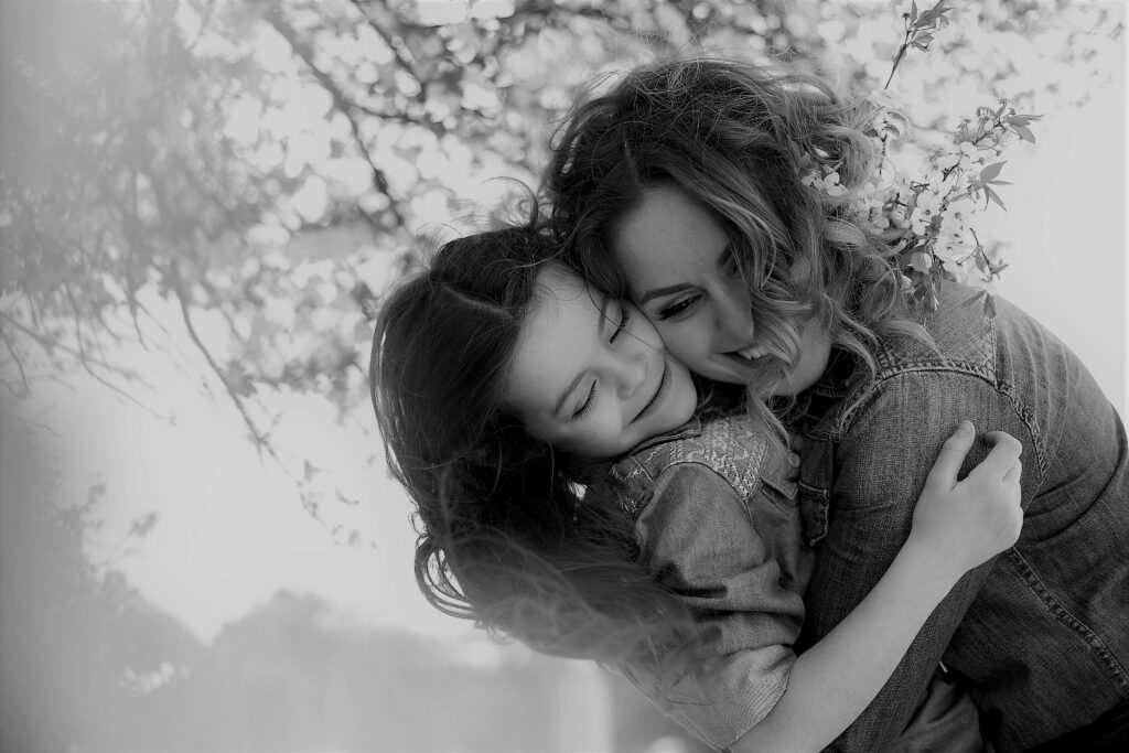 Femme et fillette qui s'enlacent