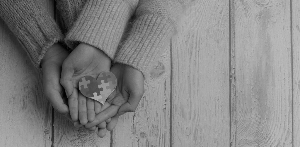 Mains qui tiennent un coeur